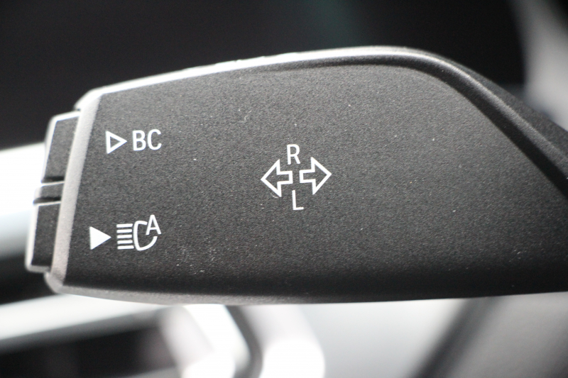 BMW 3シリーズ 320i Mｽﾎﾟｰﾂ ﾃﾞﾋﾞｭｰP ｺﾝﾌｫｰﾄP 真珠色 ﾋｰﾀｰ黒革 専用ﾌﾞﾙｰｽﾃｯﾁ 19AW 追従ACC Mﾊﾟﾌｫｰﾏﾝｽﾘｯﾌﾟｽﾎﾟｲﾗｰ&ﾌﾞﾗｯｸｸﾞﾘﾙ ｽﾃｱﾘﾝｸﾞｻﾎﾟｰﾄ LEDﾍｯﾄﾞﾗｲﾄ 電動ﾄﾗﾝｸ ｱｯﾌﾟﾙｶｰﾌﾟﾚｲ ﾀｯﾁ画面HDDﾅﾋﾞﾜｲﾔﾚｽ充電 Pｱｼｽﾄ 2年保証