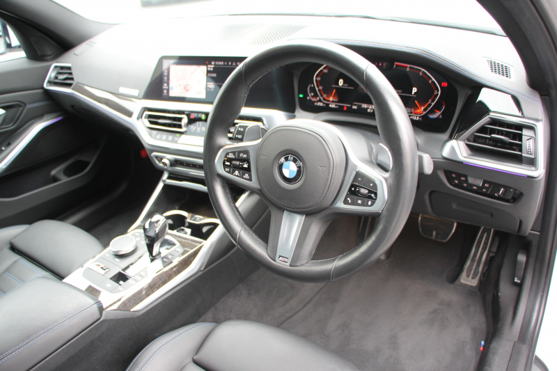 BMW 3シリーズ 320i Mｽﾎﾟｰﾂ ﾃﾞﾋﾞｭｰP ｺﾝﾌｫｰﾄP 真珠色 ﾋｰﾀｰ黒革 専用ﾌﾞﾙｰｽﾃｯﾁ 19AW 追従ACC Mﾊﾟﾌｫｰﾏﾝｽﾘｯﾌﾟｽﾎﾟｲﾗｰ&ﾌﾞﾗｯｸｸﾞﾘﾙ ｽﾃｱﾘﾝｸﾞｻﾎﾟｰﾄ LEDﾍｯﾄﾞﾗｲﾄ 電動ﾄﾗﾝｸ ｱｯﾌﾟﾙｶｰﾌﾟﾚｲ ﾀｯﾁ画面HDDﾅﾋﾞﾜｲﾔﾚｽ充電 Pｱｼｽﾄ 2年保証