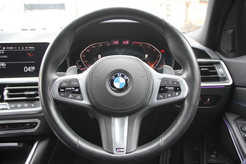 BMW 3シリーズ 320i Mｽﾎﾟｰﾂ ﾃﾞﾋﾞｭｰP ｺﾝﾌｫｰﾄP 真珠色 ﾋｰﾀｰ黒革 専用ﾌﾞﾙｰｽﾃｯﾁ 19AW 追従ACC Mﾊﾟﾌｫｰﾏﾝｽﾘｯﾌﾟｽﾎﾟｲﾗｰ&ﾌﾞﾗｯｸｸﾞﾘﾙ ｽﾃｱﾘﾝｸﾞｻﾎﾟｰﾄ LEDﾍｯﾄﾞﾗｲﾄ 電動ﾄﾗﾝｸ ｱｯﾌﾟﾙｶｰﾌﾟﾚｲ ﾀｯﾁ画面HDDﾅﾋﾞﾜｲﾔﾚｽ充電 Pｱｼｽﾄ 2年保証