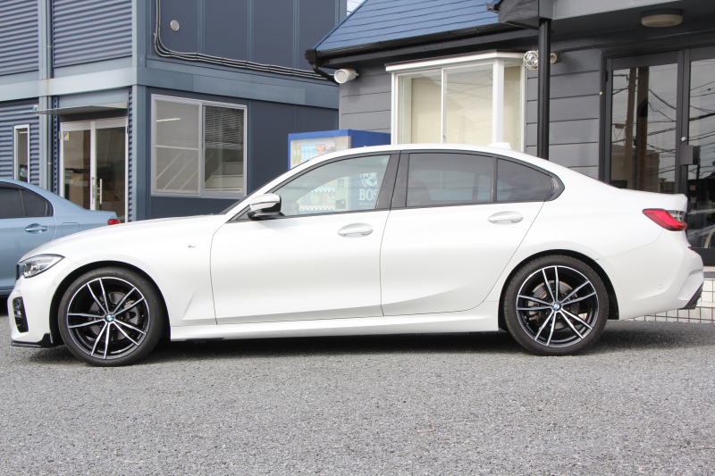 BMW 3シリーズ 320i Mｽﾎﾟｰﾂ ﾃﾞﾋﾞｭｰP ｺﾝﾌｫｰﾄP 真珠色 ﾋｰﾀｰ黒革 専用ﾌﾞﾙｰｽﾃｯﾁ 19AW 追従ACC Mﾊﾟﾌｫｰﾏﾝｽﾘｯﾌﾟｽﾎﾟｲﾗｰ&ﾌﾞﾗｯｸｸﾞﾘﾙ ｽﾃｱﾘﾝｸﾞｻﾎﾟｰﾄ LEDﾍｯﾄﾞﾗｲﾄ 電動ﾄﾗﾝｸ ｱｯﾌﾟﾙｶｰﾌﾟﾚｲ ﾀｯﾁ画面HDDﾅﾋﾞﾜｲﾔﾚｽ充電 Pｱｼｽﾄ 2年保証