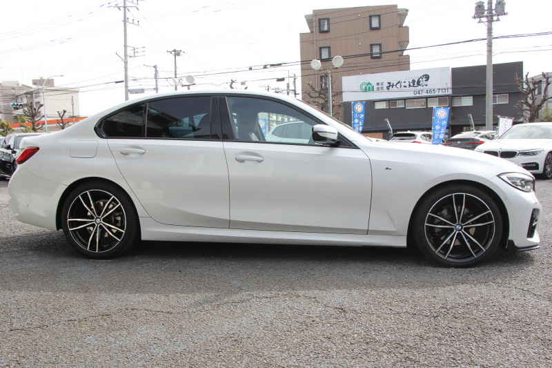 BMW 3シリーズ 320i Mｽﾎﾟｰﾂ ﾃﾞﾋﾞｭｰP ｺﾝﾌｫｰﾄP 真珠色 ﾋｰﾀｰ黒革 専用ﾌﾞﾙｰｽﾃｯﾁ 19AW 追従ACC Mﾊﾟﾌｫｰﾏﾝｽﾘｯﾌﾟｽﾎﾟｲﾗｰ&ﾌﾞﾗｯｸｸﾞﾘﾙ ｽﾃｱﾘﾝｸﾞｻﾎﾟｰﾄ LEDﾍｯﾄﾞﾗｲﾄ 電動ﾄﾗﾝｸ ｱｯﾌﾟﾙｶｰﾌﾟﾚｲ ﾀｯﾁ画面HDDﾅﾋﾞﾜｲﾔﾚｽ充電 Pｱｼｽﾄ 2年保証