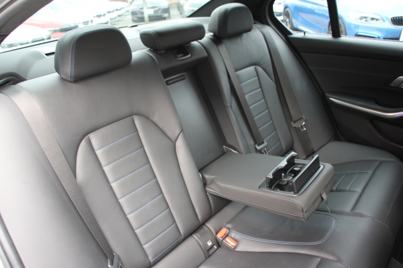 BMW 3シリーズ 320i Mｽﾎﾟｰﾂ ﾃﾞﾋﾞｭｰP ｺﾝﾌｫｰﾄP 真珠色 ﾋｰﾀｰ黒革 専用ﾌﾞﾙｰｽﾃｯﾁ 19AW 追従ACC Mﾊﾟﾌｫｰﾏﾝｽﾘｯﾌﾟｽﾎﾟｲﾗｰ&ﾌﾞﾗｯｸｸﾞﾘﾙ ｽﾃｱﾘﾝｸﾞｻﾎﾟｰﾄ LEDﾍｯﾄﾞﾗｲﾄ 電動ﾄﾗﾝｸ ｱｯﾌﾟﾙｶｰﾌﾟﾚｲ ﾀｯﾁ画面HDDﾅﾋﾞﾜｲﾔﾚｽ充電 Pｱｼｽﾄ 2年保証