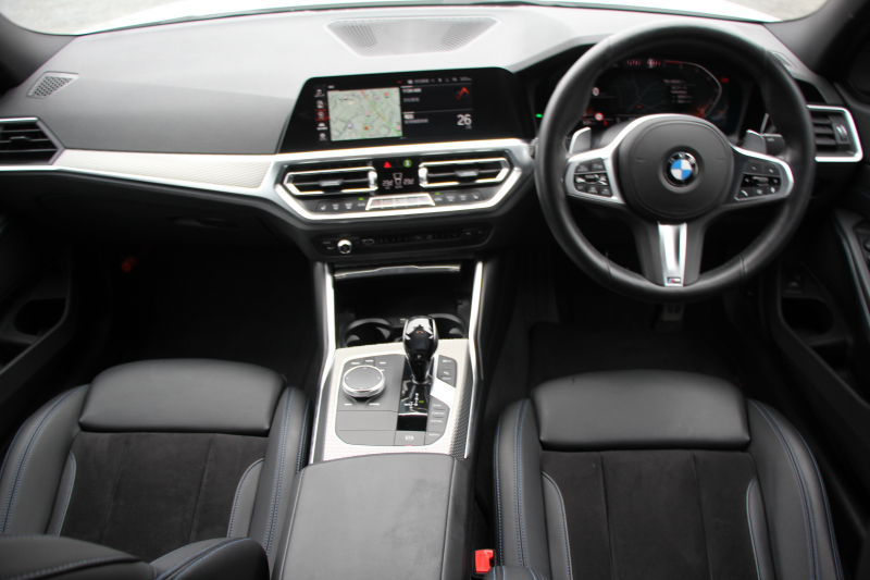 BMW 3シリーズ 320i Mｽﾎﾟｰﾂ ｺﾝﾌｫｰﾄP ｼｰﾄﾋｰﾀｰ ｵﾌﾟｼｮﾝ19AW 追従ACC ｽﾃｱﾘﾝｸﾞｻﾎﾟｰﾄ BMWﾗｲﾌﾞｺｯｸﾋﾟｯﾄﾞLEDﾍｯﾄﾞﾗｲﾄ ｵｰﾄﾊｲﾋﾞｰﾑ ﾜｲﾔﾚｽ充電 ﾊｰﾌﾚｻﾞｰ電動ｼｰﾄ 電動ﾄﾗﾝｸ 3ｿﾞｰﾝｴｱｺﾝ ｱｯﾌﾟﾙｶｰﾌﾟﾚｲ ﾀｯﾁ画面HDDﾅﾋﾞ2年保証