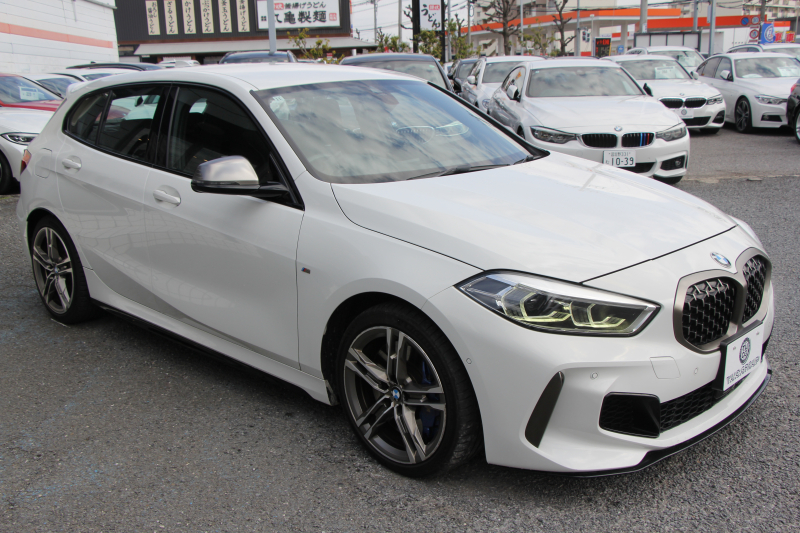 BMW 1シリーズ M135i Xdrive ﾃﾞﾋﾞｭｰP ｺﾝﾌｫｰﾄP 4WD 306馬力 Mｽﾎﾟｰﾂｼｰﾄ ｱﾀﾞﾌﾟﾃｨﾌﾞｻｽ Mｼｰﾄﾍﾞﾙﾄ ｼｰﾄﾋｰﾀｰ BMWﾗｲﾌﾞｺｯｸﾋﾟｯﾄ 追従ACC 電動ﾄﾗﾝｸ ｱｯﾌﾟﾙｶｰﾌﾟﾚｲ 純正HDDﾅﾋﾞPｱｼｽﾄ LEDﾍｯﾄﾞﾗｲﾄ ﾚｰﾝC警告 衝突軽減ﾌﾞﾚｰｷ 2年保証