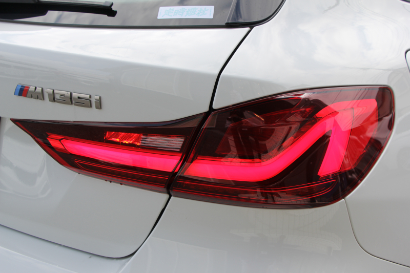 BMW 1シリーズ M135i Xdrive ﾃﾞﾋﾞｭｰP ｺﾝﾌｫｰﾄP 4WD 306馬力 Mｽﾎﾟｰﾂｼｰﾄ ｱﾀﾞﾌﾟﾃｨﾌﾞｻｽ Mｼｰﾄﾍﾞﾙﾄ ｼｰﾄﾋｰﾀｰ BMWﾗｲﾌﾞｺｯｸﾋﾟｯﾄ 追従ACC 電動ﾄﾗﾝｸ ｱｯﾌﾟﾙｶｰﾌﾟﾚｲ 純正HDDﾅﾋﾞPｱｼｽﾄ LEDﾍｯﾄﾞﾗｲﾄ ﾚｰﾝC警告 衝突軽減ﾌﾞﾚｰｷ 2年保証