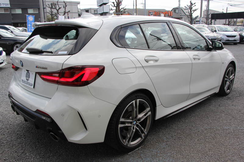 BMW 1シリーズ M135i Xdrive ﾃﾞﾋﾞｭｰP ｺﾝﾌｫｰﾄP 4WD 306馬力 Mｽﾎﾟｰﾂｼｰﾄ ｱﾀﾞﾌﾟﾃｨﾌﾞｻｽ Mｼｰﾄﾍﾞﾙﾄ ｼｰﾄﾋｰﾀｰ BMWﾗｲﾌﾞｺｯｸﾋﾟｯﾄ 追従ACC 電動ﾄﾗﾝｸ ｱｯﾌﾟﾙｶｰﾌﾟﾚｲ 純正HDDﾅﾋﾞPｱｼｽﾄ LEDﾍｯﾄﾞﾗｲﾄ ﾚｰﾝC警告 衝突軽減ﾌﾞﾚｰｷ 2年保証