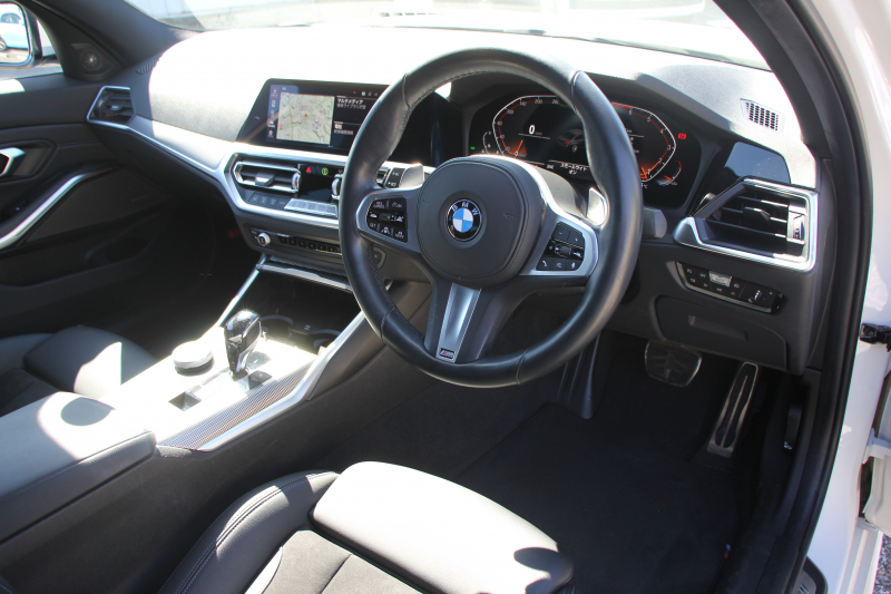 BMW 3シリーズ 320i Mｽﾎﾟｰﾂ ｻｳﾝﾄﾞP ｺﾝﾌｫｰﾄP 1ｵﾅ ﾊｰﾏﾝｶｰﾄﾞﾝ ｱｺｰｽﾃｨｯｸｶﾞﾗｽ ｼｰﾄﾋｰﾀｰ 追従ACC ｽﾃｱﾘﾝｸﾞｻﾎﾟｰﾄ BMWﾗｲﾌﾞｺｯｸﾋﾟｯﾄﾞLEDﾍｯﾄﾞﾗｲﾄ ｵｰﾄﾊｲﾋﾞｰﾑ ﾜｲﾔﾚｽ充電 ｱﾝﾋﾞｴﾝﾄﾗｲﾄ 電動ﾄﾗﾝｸ ｱｯﾌﾟﾙｶｰﾌﾟﾚｲ ﾀｯﾁ画面ﾅﾋﾞ2年保証