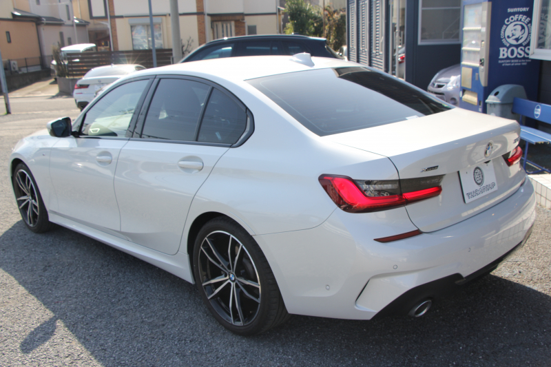 BMW 3シリーズ 320d Xdrive Mｽﾎﾟｰﾂ ﾃﾞﾋﾞｭｰP ｺﾝﾌｫｰﾄP 4WD 真珠色 1ｵｰﾅ ﾋｰﾀｰ黒革 専用ﾌﾞﾙｰｽﾃｯﾁ 19AW LEDﾍｯﾄﾞﾗｲﾄ 追従ACC ｽﾃｱﾘﾝｸﾞｻﾎﾟｰﾄ ｱｯﾌﾟﾙｶｰﾌﾟﾚｲ ﾀｯﾁ画面HDDﾅﾋﾞBMWﾗｲﾌﾞｺｯｸﾋﾟｯﾄﾞ電動ﾄﾗﾝｸ Hi-fiｽﾋﾟｰｶｰ ｱﾝﾋﾞｴﾝﾝﾄﾗｲﾄ 2年保証