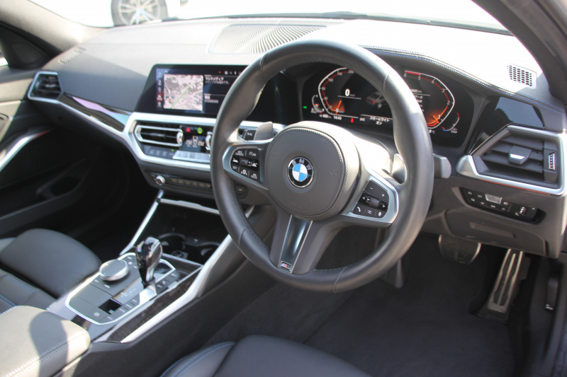 BMW 3シリーズ 320d Xdrive Mｽﾎﾟｰﾂ ﾃﾞﾋﾞｭｰP ｺﾝﾌｫｰﾄP 4WD 真珠色 1ｵｰﾅ ﾋｰﾀｰ黒革 専用ﾌﾞﾙｰｽﾃｯﾁ 19AW LEDﾍｯﾄﾞﾗｲﾄ 追従ACC ｽﾃｱﾘﾝｸﾞｻﾎﾟｰﾄ ｱｯﾌﾟﾙｶｰﾌﾟﾚｲ ﾀｯﾁ画面HDDﾅﾋﾞBMWﾗｲﾌﾞｺｯｸﾋﾟｯﾄﾞ電動ﾄﾗﾝｸ Hi-fiｽﾋﾟｰｶｰ ｱﾝﾋﾞｴﾝﾝﾄﾗｲﾄ 2年保証