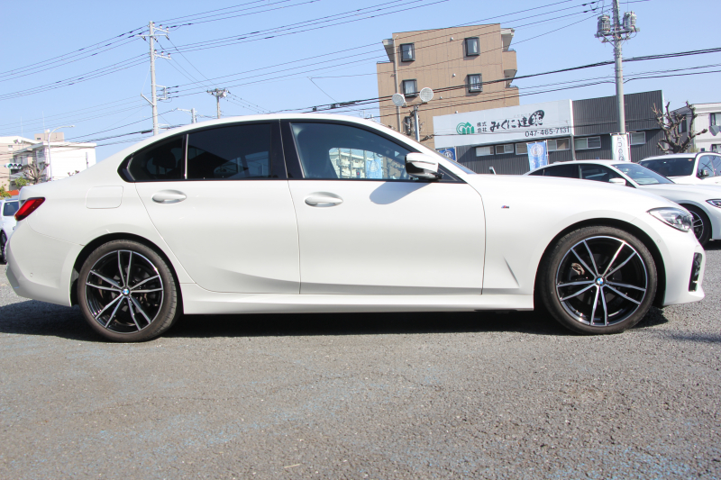BMW 3シリーズ 320d Xdrive Mｽﾎﾟｰﾂ ﾃﾞﾋﾞｭｰP ｺﾝﾌｫｰﾄP 4WD 真珠色 1ｵｰﾅ ﾋｰﾀｰ黒革 専用ﾌﾞﾙｰｽﾃｯﾁ 19AW LEDﾍｯﾄﾞﾗｲﾄ 追従ACC ｽﾃｱﾘﾝｸﾞｻﾎﾟｰﾄ ｱｯﾌﾟﾙｶｰﾌﾟﾚｲ ﾀｯﾁ画面HDDﾅﾋﾞBMWﾗｲﾌﾞｺｯｸﾋﾟｯﾄﾞ電動ﾄﾗﾝｸ Hi-fiｽﾋﾟｰｶｰ ｱﾝﾋﾞｴﾝﾝﾄﾗｲﾄ 2年保証