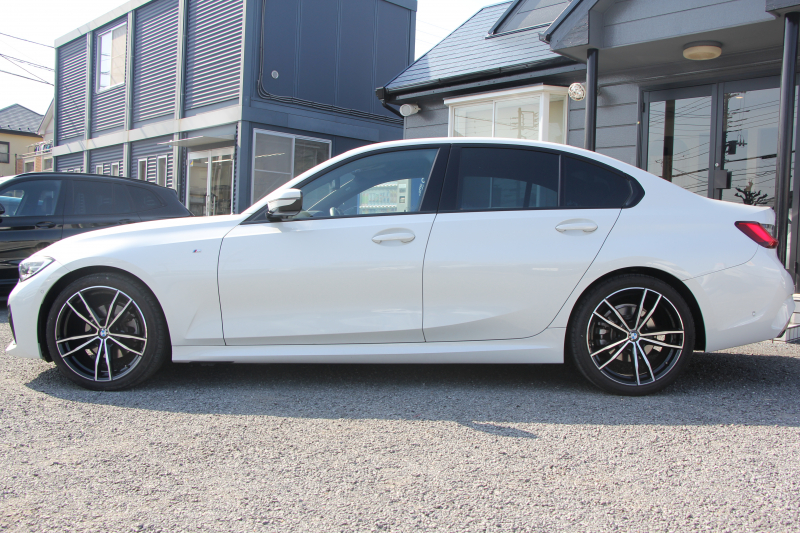 BMW 3シリーズ 320d Xdrive Mｽﾎﾟｰﾂ ﾃﾞﾋﾞｭｰP ｺﾝﾌｫｰﾄP 4WD 真珠色 1ｵｰﾅ ﾋｰﾀｰ黒革 専用ﾌﾞﾙｰｽﾃｯﾁ 19AW LEDﾍｯﾄﾞﾗｲﾄ 追従ACC ｽﾃｱﾘﾝｸﾞｻﾎﾟｰﾄ ｱｯﾌﾟﾙｶｰﾌﾟﾚｲ ﾀｯﾁ画面HDDﾅﾋﾞBMWﾗｲﾌﾞｺｯｸﾋﾟｯﾄﾞ電動ﾄﾗﾝｸ Hi-fiｽﾋﾟｰｶｰ ｱﾝﾋﾞｴﾝﾝﾄﾗｲﾄ 2年保証
