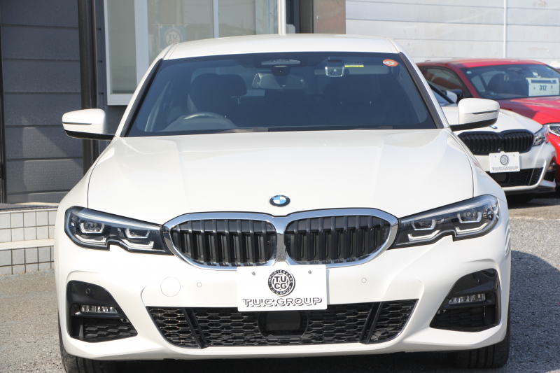 BMW 3シリーズ 320d Xdrive Mｽﾎﾟｰﾂ ﾃﾞﾋﾞｭｰP ｺﾝﾌｫｰﾄP 4WD 真珠色 1ｵｰﾅ ﾋｰﾀｰ黒革 専用ﾌﾞﾙｰｽﾃｯﾁ 19AW LEDﾍｯﾄﾞﾗｲﾄ 追従ACC ｽﾃｱﾘﾝｸﾞｻﾎﾟｰﾄ ｱｯﾌﾟﾙｶｰﾌﾟﾚｲ ﾀｯﾁ画面HDDﾅﾋﾞBMWﾗｲﾌﾞｺｯｸﾋﾟｯﾄﾞ電動ﾄﾗﾝｸ Hi-fiｽﾋﾟｰｶｰ ｱﾝﾋﾞｴﾝﾝﾄﾗｲﾄ 2年保証
