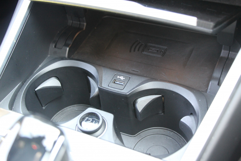 BMW 3シリーズ 320d Xdrive Mｽﾎﾟｰﾂ ﾃﾞﾋﾞｭｰP ｺﾝﾌｫｰﾄP 4WD 真珠色 1ｵｰﾅ ﾋｰﾀｰ黒革 専用ﾌﾞﾙｰｽﾃｯﾁ 19AW LEDﾍｯﾄﾞﾗｲﾄ 追従ACC ｽﾃｱﾘﾝｸﾞｻﾎﾟｰﾄ ｱｯﾌﾟﾙｶｰﾌﾟﾚｲ ﾀｯﾁ画面HDDﾅﾋﾞBMWﾗｲﾌﾞｺｯｸﾋﾟｯﾄﾞ電動ﾄﾗﾝｸ Hi-fiｽﾋﾟｰｶｰ ｱﾝﾋﾞｴﾝﾝﾄﾗｲﾄ 2年保証