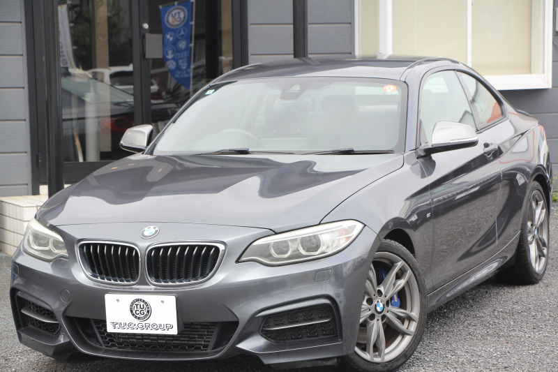 BMW 2シリーズ M235i ｸｰﾍﾟ直6ﾀｰﾎﾞ326馬力 ｱﾀﾞﾌﾟﾃｨﾌﾞMｻｽ 専用ﾌﾞﾚｰｷ ﾊｰﾏﾝｶｰﾄﾞﾝ Bｶﾒﾗ&ﾘｱ障害物ｿﾅｰ 衝突軽減ﾌﾞﾚｰｷ 車線逸脱警告 歩行者警告 ﾌﾞﾚｰｷ付ｸﾙｺﾝ 左右独立ｵｰﾄｴｱｺﾝ HDDﾅﾋﾞBluetooth接続 18AW ﾊﾟﾄﾞﾙｼﾌﾄ 2年保証