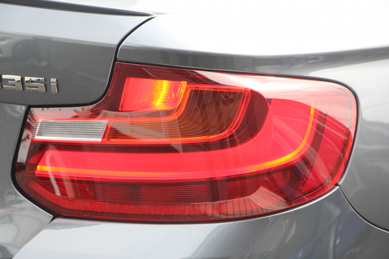 BMW 2シリーズ M235i ｸｰﾍﾟ直6ﾀｰﾎﾞ326馬力 ｱﾀﾞﾌﾟﾃｨﾌﾞMｻｽ 専用ﾌﾞﾚｰｷ ﾊｰﾏﾝｶｰﾄﾞﾝ Bｶﾒﾗ&ﾘｱ障害物ｿﾅｰ 衝突軽減ﾌﾞﾚｰｷ 車線逸脱警告 歩行者警告 ﾌﾞﾚｰｷ付ｸﾙｺﾝ 左右独立ｵｰﾄｴｱｺﾝ HDDﾅﾋﾞBluetooth接続 18AW ﾊﾟﾄﾞﾙｼﾌﾄ 2年保証