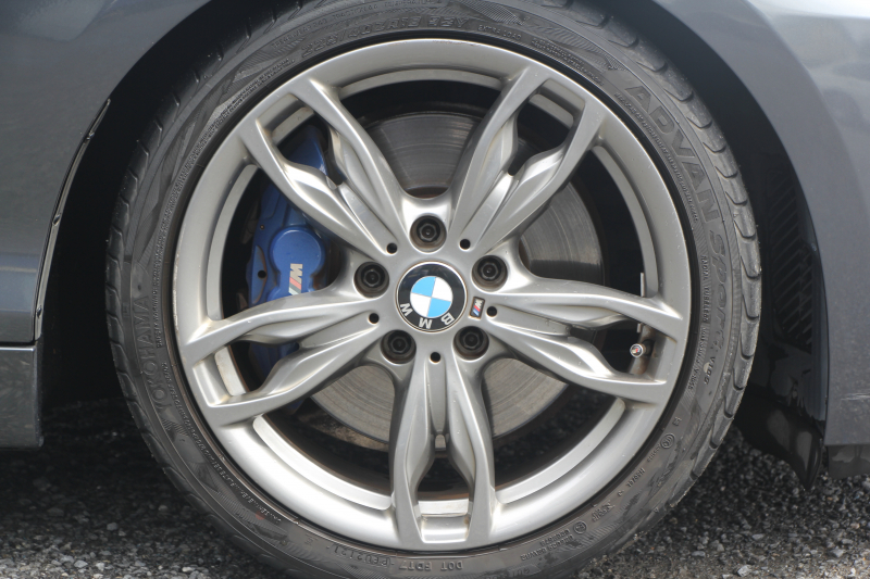 BMW 2シリーズ M235i ｸｰﾍﾟ直6ﾀｰﾎﾞ326馬力 ｱﾀﾞﾌﾟﾃｨﾌﾞMｻｽ 専用ﾌﾞﾚｰｷ ﾊｰﾏﾝｶｰﾄﾞﾝ Bｶﾒﾗ&ﾘｱ障害物ｿﾅｰ 衝突軽減ﾌﾞﾚｰｷ 車線逸脱警告 歩行者警告 ﾌﾞﾚｰｷ付ｸﾙｺﾝ 左右独立ｵｰﾄｴｱｺﾝ HDDﾅﾋﾞBluetooth接続 18AW ﾊﾟﾄﾞﾙｼﾌﾄ 2年保証