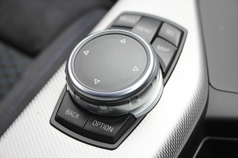 BMW 2シリーズ M235i ｸｰﾍﾟ直6ﾀｰﾎﾞ326馬力 ｱﾀﾞﾌﾟﾃｨﾌﾞMｻｽ 専用ﾌﾞﾚｰｷ ﾊｰﾏﾝｶｰﾄﾞﾝ Bｶﾒﾗ&ﾘｱ障害物ｿﾅｰ 衝突軽減ﾌﾞﾚｰｷ 車線逸脱警告 歩行者警告 ﾌﾞﾚｰｷ付ｸﾙｺﾝ 左右独立ｵｰﾄｴｱｺﾝ HDDﾅﾋﾞBluetooth接続 18AW ﾊﾟﾄﾞﾙｼﾌﾄ 2年保証