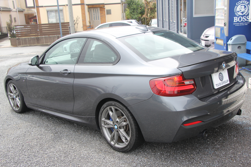BMW 2シリーズ M235i ｸｰﾍﾟ直6ﾀｰﾎﾞ326馬力 ｱﾀﾞﾌﾟﾃｨﾌﾞMｻｽ 専用ﾌﾞﾚｰｷ ﾊｰﾏﾝｶｰﾄﾞﾝ Bｶﾒﾗ&ﾘｱ障害物ｿﾅｰ 衝突軽減ﾌﾞﾚｰｷ 車線逸脱警告 歩行者警告 ﾌﾞﾚｰｷ付ｸﾙｺﾝ 左右独立ｵｰﾄｴｱｺﾝ HDDﾅﾋﾞBluetooth接続 18AW ﾊﾟﾄﾞﾙｼﾌﾄ 2年保証