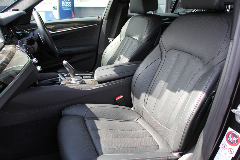 BMW 5シリーズ 530i Mｽﾎﾟｰﾂ ｺﾝﾌｫｰﾄP ｲﾉﾍﾞｰｼｮﾝP 252馬力 ﾏｯｻｰｼﾞﾍﾞﾝﾁﾚｰｼｮﾝ 全席ﾋｰﾀｰ黒革 ｺﾝﾌｫｰﾄｼｰﾄ ﾃﾞｨｽﾌﾟﾚｲｷｰ ﾘﾓｰﾄP ｼﾞｪｽﾁｬｰC HUD 追従ACC 液晶ﾒｰﾀｰ ﾀｯﾁ画面HDDﾅﾋﾞTV 360度ｶﾒﾗ 電動ﾄﾗﾝｸ LEDﾍｯﾄﾞﾗｲﾄ ｵｰﾄﾊｲﾋﾞｰﾑ 2年保証