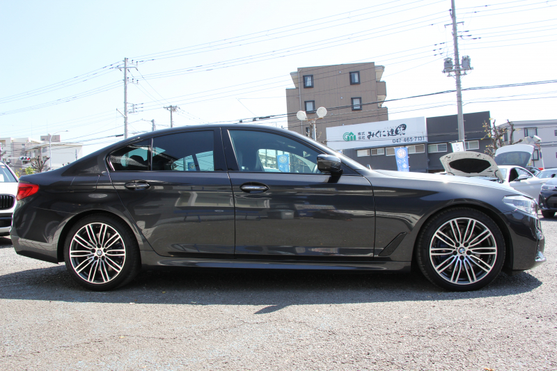 BMW 5シリーズ 530i Mｽﾎﾟｰﾂ ｺﾝﾌｫｰﾄP ｲﾉﾍﾞｰｼｮﾝP 252馬力 ﾏｯｻｰｼﾞﾍﾞﾝﾁﾚｰｼｮﾝ 全席ﾋｰﾀｰ黒革 ｺﾝﾌｫｰﾄｼｰﾄ ﾃﾞｨｽﾌﾟﾚｲｷｰ ﾘﾓｰﾄP ｼﾞｪｽﾁｬｰC HUD 追従ACC 液晶ﾒｰﾀｰ ﾀｯﾁ画面HDDﾅﾋﾞTV 360度ｶﾒﾗ 電動ﾄﾗﾝｸ LEDﾍｯﾄﾞﾗｲﾄ ｵｰﾄﾊｲﾋﾞｰﾑ 2年保証