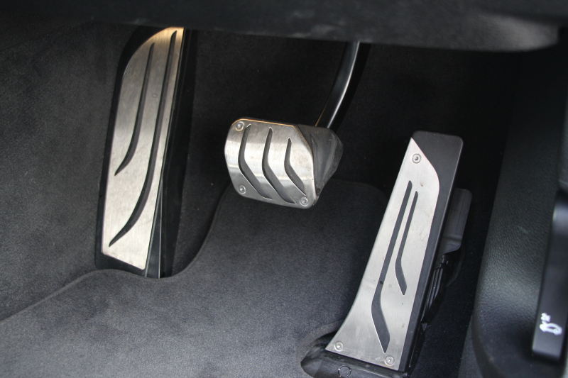 BMW 4シリーズ 420i ｸﾞﾗﾝｸｰﾍﾟｾﾚﾌﾞﾚｰｼｮﾝｴﾃﾞｨｼｮﾝｲﾝｽﾀｲﾙ 変更後ｴﾝｼﾞﾝ 200台限定車 LEDﾍｯﾄﾞﾗｲﾄ LEDﾌｫｸﾞ19AW ﾋｰﾀｰ黒革 ｻﾃﾝｱﾙﾐﾓｰﾙ HUD 追従ACC ﾚｰﾝﾁｪﾝｼﾞ警告 HDDﾅﾋﾞBluetooth接続 衝突軽減ﾌﾞﾚｰｷ 車線逸脱警告 歩行者警告 2年保証