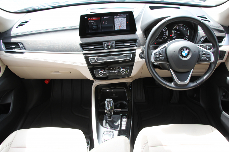 BMW X1 Xdrive18d Xﾗｲﾝ ﾊｲﾗｲﾝ ｱﾄﾞﾊﾞﾝｽﾄﾞP ｺﾝﾌｫｰﾄP 後期 ﾌｪｲｽﾘﾌﾄ後 ｵｲｽﾀｰﾚｻﾞｰ ｼｰﾄﾋｰﾀｰ 追従ACC HUD LEDﾍｯﾄﾞﾗｲﾄ&ﾃｰﾙ 電動ﾄﾗﾝｸ ｻﾃﾝｳｲﾝﾄﾞｳﾓｰﾙ ﾀｯﾁ画面HDDﾅﾋﾞﾜｲﾔﾚｽ充電 衝突軽減ﾌﾞﾚｰｷ 車線逸脱警告 歩行者警告 2年保証