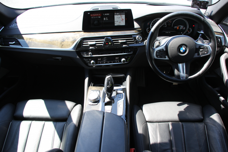 BMW 5シリーズ 530i ﾂｰﾘﾝｸﾞMｽﾎﾟｰﾂ 252馬力 ﾊﾟﾉﾗﾏｻﾝﾙｰﾌ ﾊｰﾏﾝｶｰﾄﾞﾝ 4ｿﾞｰﾝｴｱｺﾝ 全席ﾋｰﾀｰ黒革 HUD 追従ACC ｽﾃｱﾘﾝｸﾞｻﾎﾟｰﾄ 液晶ﾒｰﾀｰ ﾀｯﾁ画面HDDﾅﾋﾞTV 360度ｶﾒﾗ LEDﾍｯﾄﾞﾗｲﾄ ｵｰﾄﾊｲﾋﾞｰﾑ Mspﾌﾞﾚｰｷ 電動Rｹﾞｰﾄ 2年保証