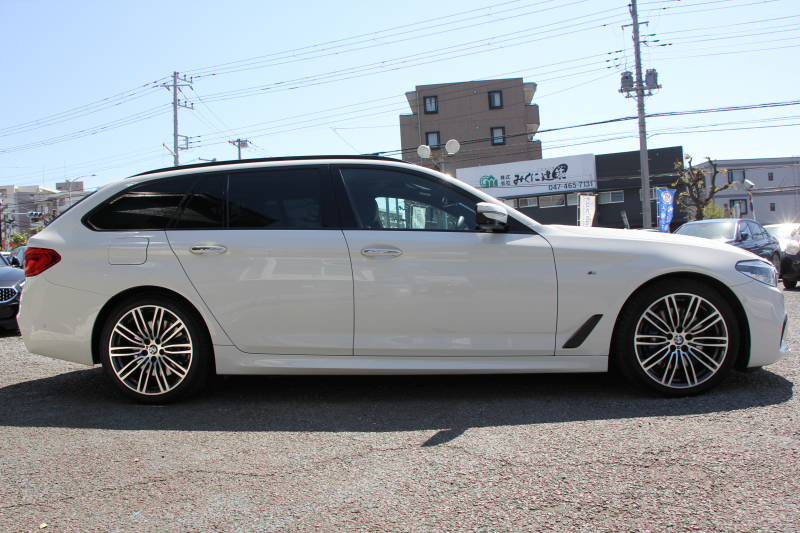 BMW 5シリーズ 530i ﾂｰﾘﾝｸﾞMｽﾎﾟｰﾂ 252馬力 ﾊﾟﾉﾗﾏｻﾝﾙｰﾌ ﾊｰﾏﾝｶｰﾄﾞﾝ 4ｿﾞｰﾝｴｱｺﾝ 全席ﾋｰﾀｰ黒革 HUD 追従ACC ｽﾃｱﾘﾝｸﾞｻﾎﾟｰﾄ 液晶ﾒｰﾀｰ ﾀｯﾁ画面HDDﾅﾋﾞTV 360度ｶﾒﾗ LEDﾍｯﾄﾞﾗｲﾄ ｵｰﾄﾊｲﾋﾞｰﾑ Mspﾌﾞﾚｰｷ 電動Rｹﾞｰﾄ 2年保証