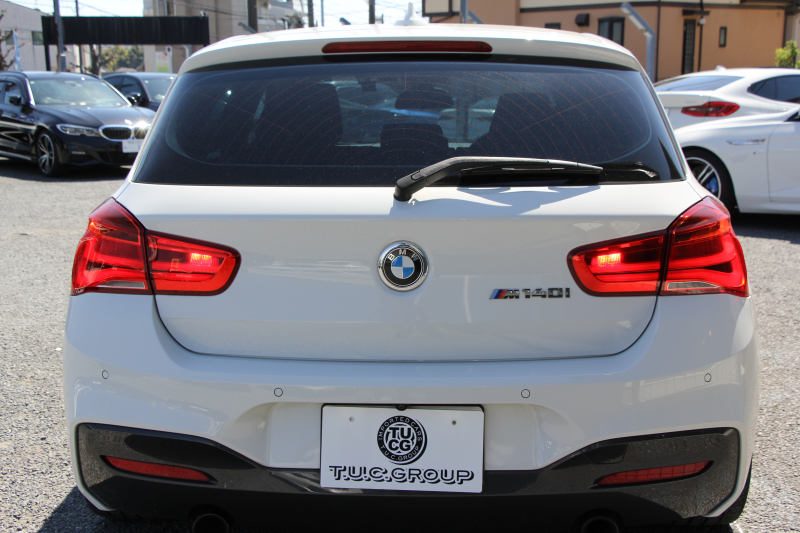 BMW 1シリーズ M140i 後期 340馬力 直6ﾀｰﾎﾞB58新ｴﾝｼﾞﾝ ﾋｰﾀｰ赤革 LEDﾍｯﾄﾞﾗｲﾄ ｱﾀﾞﾌﾟﾃｨﾌﾞMｻｽ 専用ﾌﾞﾚｰｷ 18AW HDDﾅﾋﾞ衝突軽減ﾌﾞﾚｰｷ 車線逸脱警告 歩行者警告 ﾌﾞﾚｰｷ付ｸﾙｺﾝ 専用ｴｱﾛ 後輪駆動 2年保証