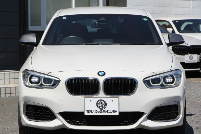 BMW 1シリーズ M140i 後期 340馬力 直6ﾀｰﾎﾞB58新ｴﾝｼﾞﾝ ﾋｰﾀｰ赤革 LEDﾍｯﾄﾞﾗｲﾄ ｱﾀﾞﾌﾟﾃｨﾌﾞMｻｽ 専用ﾌﾞﾚｰｷ 18AW HDDﾅﾋﾞ衝突軽減ﾌﾞﾚｰｷ 車線逸脱警告 歩行者警告 ﾌﾞﾚｰｷ付ｸﾙｺﾝ 専用ｴｱﾛ 後輪駆動 2年保証