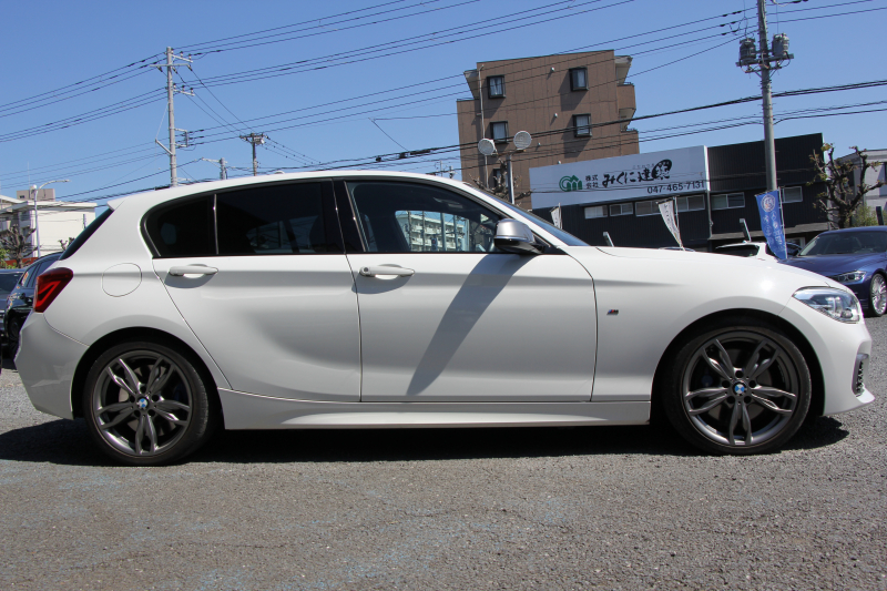 BMW 1シリーズ M140i 後期 340馬力 直6ﾀｰﾎﾞB58新ｴﾝｼﾞﾝ ﾋｰﾀｰ赤革 LEDﾍｯﾄﾞﾗｲﾄ ｱﾀﾞﾌﾟﾃｨﾌﾞMｻｽ 専用ﾌﾞﾚｰｷ 18AW HDDﾅﾋﾞ衝突軽減ﾌﾞﾚｰｷ 車線逸脱警告 歩行者警告 ﾌﾞﾚｰｷ付ｸﾙｺﾝ 専用ｴｱﾛ 後輪駆動 2年保証