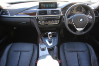 BMW 3シリーズ 320d ﾗｸﾞｼﾞｭｱﾘｰ 後期 【特選車･8月21日迄期間限定掲載】真珠色 新ｴﾝｼﾞﾝ 8C20型 ﾋｰﾀｰ黒革 LEDﾍｯﾄﾞﾗｲﾄ&ﾃｰﾙ 追従ACC ﾚｰﾝﾁｪﾝｼﾞ警告 衝突軽減ﾌﾞﾚｰｷ ﾀｯﾁﾊﾟｯﾄﾞ対応HDDﾅﾋﾞBluetooth接続 Bｶﾒﾗ ｽﾏｰﾄｷｰ ｸﾛｰﾑﾗｲﾝｴｸｽﾃﾘｱ 2年保証