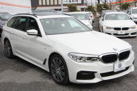 BMW 5シリーズ 530i ﾂｰﾘﾝｸﾞMｽﾎﾟｰﾂ ｾﾚｸﾄP 型式変更後｢JT20｣ 変更後液晶ﾒｰﾀｰ 高出力 252馬力 ﾊﾟﾉﾗﾏｻﾝﾙｰﾌ ﾊｰﾏﾝｶｰﾄﾞﾝｻﾗｳﾝﾄﾞ4ｿﾞｰﾝｴｱｺﾝ 全席ﾋｰﾀｰ黒革 19AW Mｽﾎﾟｰﾂﾌﾞﾚｰｷ Pｱｼｽﾄﾌﾟﾗｽ 360度ｶﾒﾗ ﾀｯﾁ画面ﾅﾋﾞTV 2年保証