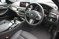 BMW 5シリーズ 530i Mｽﾎﾟｰﾂ ｺﾝﾌｫｰﾄP 型式変更後｢JR20｣ 252馬力 全席ﾋｰﾀｰ黒革 ｺﾝﾌｫｰﾄｼｰﾄ&ﾍﾞﾝﾁﾚｰｼｮﾝ ｿﾌﾄｸﾛｰｽﾞﾄﾞｱ HUD 追従ACC ｽﾃｱﾘﾝｸﾞｻﾎﾟｰﾄ 変更後全面液晶ﾒｰﾀｰ ﾀｯﾁ画面HDDﾅﾋﾞTV 360度ｶﾒﾗ 2年保証