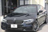 BMW 5シリーズ 530i Mｽﾎﾟｰﾂ ｺﾝﾌｫｰﾄP 型式変更後｢JR20｣ 252馬力 全席ﾋｰﾀｰ黒革 ｺﾝﾌｫｰﾄｼｰﾄ&ﾍﾞﾝﾁﾚｰｼｮﾝ ｿﾌﾄｸﾛｰｽﾞﾄﾞｱ HUD 追従ACC ｽﾃｱﾘﾝｸﾞｻﾎﾟｰﾄ 変更後全面液晶ﾒｰﾀｰ ﾀｯﾁ画面HDDﾅﾋﾞTV 360度ｶﾒﾗ 2年保証