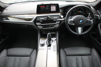 BMW 5シリーズ 530i Mｽﾎﾟｰﾂ ｺﾝﾌｫｰﾄP 型式変更後｢JR20｣ 252馬力 全席ﾋｰﾀｰ黒革 ｺﾝﾌｫｰﾄｼｰﾄ&ﾍﾞﾝﾁﾚｰｼｮﾝ ｿﾌﾄｸﾛｰｽﾞﾄﾞｱ HUD 追従ACC ｽﾃｱﾘﾝｸﾞｻﾎﾟｰﾄ 変更後全面液晶ﾒｰﾀｰ ﾀｯﾁ画面HDDﾅﾋﾞTV 360度ｶﾒﾗ 2年保証