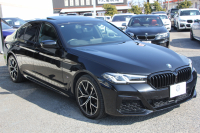 BMW 5シリーズ 523d Xdrive Mｽﾎﾟｰﾂ ｴﾃﾞｨｼｮﾝｼﾞｮｲﾌﾟﾗｽ 4WD LCI後期 ｾﾚｸﾄP ﾌｪｲｽﾘﾌﾄ後 ｻﾝﾙｰﾌ ﾊｰﾏﾝｶｰﾄﾞﾝｻﾗｳﾝﾄﾞﾋｰﾀｰ黒革 LEDﾍｯﾄﾞﾗｲﾄ BMWﾗｲﾌﾞｺｯｸﾋﾟｯﾄﾞApplecarplay対応 360度ｶﾒﾗ ｱﾝﾋﾞｴﾝﾄﾗｲﾄ 可変ｻｽﾍﾟﾝｼｮﾝ 2年保証