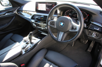 BMW 5シリーズ 530i Mｽﾎﾟｰﾂ 後期LCI 高出力 252馬力 全席ﾋｰﾀｰ付黒革 Mｽﾎﾟｰﾂﾌﾞﾚｰｷ 可変ｻｽ ｱﾀﾞﾌﾟﾃｨﾌﾞLEDﾍｯﾄﾞﾗｲﾄ BMWﾗｲﾌﾞｺｯｸﾋﾟｯﾄﾞAppleCarPlay対応HDDﾅﾋﾞTV Pｱｼｽﾄﾌﾟﾗｽ 360度ｶﾒﾗ ｽﾃｱﾘﾝｸﾞｻﾎﾟｰﾄ 追ACC 電動ﾄﾗﾝｸ 2年保証