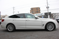 BMW 3シリーズ 320i ｸﾞﾗﾝﾂｰﾘｽﾓ ﾗｸﾞｼﾞｭｱﾘｰ 追従ACC ﾋｰﾀｰ茶革 衝突軽減ﾌﾞﾚｰｷ 車線逸脱警告 歩行者警告 ﾌﾙｾｸﾞTV ﾀｯﾁﾊﾟｯﾄﾞ対応iﾄﾞﾗｲﾌﾞHDDﾅﾋﾞBｶﾒﾗ 電動ﾄﾗﾝｸ ｽﾏｰﾄｷｰ Bluetooth接続 ｸﾛｰﾑﾗｲﾝｴｸｽﾃﾘｱ 2年保証