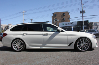 BMW 5シリーズ 530i ﾂｰﾘﾝｸﾞMｽﾎﾟｰﾂ ﾃﾞﾋﾞｭｰP 252馬力 全ﾋｰﾀｰ黒革 HUD VOSSEN VFS1 20AW BCﾚｰｼﾝｸﾞ車高調&iidﾛﾜﾘﾝｸﾞKIT ｿﾌﾄｸﾛｰｽﾞﾄﾞｱ 追従ACC ｽﾃｱﾘﾝｸﾞｻﾎﾟｰﾄ ﾀｯﾁ画面HDDﾅﾋﾞ360度ｶﾒﾗ LEDﾍｯﾄﾞﾗｲﾄ 2年保証