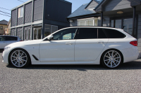 BMW 5シリーズ 530i ﾂｰﾘﾝｸﾞMｽﾎﾟｰﾂ ﾃﾞﾋﾞｭｰP 252馬力 全ﾋｰﾀｰ黒革 HUD VOSSEN VFS1 20AW BCﾚｰｼﾝｸﾞ車高調&iidﾛﾜﾘﾝｸﾞKIT ｿﾌﾄｸﾛｰｽﾞﾄﾞｱ 追従ACC ｽﾃｱﾘﾝｸﾞｻﾎﾟｰﾄ ﾀｯﾁ画面HDDﾅﾋﾞ360度ｶﾒﾗ LEDﾍｯﾄﾞﾗｲﾄ 2年保証