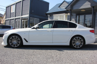 BMW 5シリーズ 530i Mｽﾎﾟｰﾂ ｲﾉﾍﾞｰｼｮﾝ&ｺﾝﾌｫｰﾄP 252馬力 ｻﾝﾙｰﾌ ﾊｰﾏﾝｶｰﾄﾞﾝ ｱｲﾎﾞﾘｰﾚｻﾞｰ ﾏｯｻｰｼﾞ&ｱｸﾃｨﾌﾞﾍﾞﾝﾁﾚｰｼｮﾝ 全席ﾋｰﾀｰ&4ｿﾞｰﾝｴｱｺﾝ ﾃﾞｨｽﾌﾟﾚｲｷｰ&ﾘﾓｰﾄP ｼﾞｪｽﾁｬｰC HUD LEDﾍｯﾄﾞﾗｲﾄ 追従ACC 360度ｶﾒﾗ 2年保証