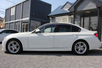 BMW 3シリーズ 320d Mｽﾎﾟｰﾂ 最終ﾓﾃﾞﾙ 8C新ｴﾝｼﾞﾝ ｻﾝﾙｰﾌ ﾋｰﾀｰ黒革 液晶ﾒｰﾀｰ 追従ACC LEDﾍｯﾄﾞﾗｲﾄ&ﾃｰﾙ ﾀｯﾁ画面対応HDDﾅﾋﾞBluetooth接続 Mﾊﾟﾌｫｰﾏﾝｽｽﾎﾟｲﾗｰ ﾚｰﾝﾁｪﾝｼﾞ警告 衝突軽減ﾌﾞﾚｰｷ 車線逸脱警告 歩行者警告 2年保証