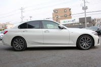 BMW 3シリーズ 320d Xdrive Mｽﾎﾟｰﾂ ﾊｲﾗｲﾝ ｺﾝﾌｫｰﾄP 4WD 真珠色 ﾋｰﾀｰ黒革 Pｱｼｽﾄﾌﾟﾗｽ 360度ｶﾒﾗ 電動ﾄﾗﾝｸ BMWﾗｲﾌﾞｺｯｸﾋﾟｯﾄﾞﾀｯﾁ画面ﾅﾋﾞApplecarplay対応 ﾜｲﾔﾚｽ充電 LEDﾍｯﾄﾞﾗｲﾄ ｵｰﾄﾊｲﾋﾞｰﾑ 追従ACC ｽﾃｱﾘﾝｸﾞｻﾎﾟｰﾄ ﾚｰﾝﾁｪﾝｼﾞ警告 2年保証
