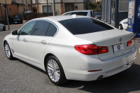 BMW 5シリーズ 523d ﾗｸﾞｼﾞｭｱﾘｰ ﾃﾞﾋﾞｭｰP 真珠色 全席ﾋｰﾀｰ黒革 HUD ｿﾌﾄｸﾛｰｽﾞﾄﾞｱ ｼﾞｪｽﾁｬｰC 追従ACC ｽﾃｱﾘﾝｸﾞｻﾎﾟｰﾄ LEDﾍｯﾄﾞﾗｲﾄ ｵｰﾄﾊｲﾋﾞｰﾑ ﾀｯﾁ画面HDDﾅﾋﾞTV 360度ｶﾒﾗ 電動ﾄﾗﾝｸ ｽﾏｰﾄｷｰ ｱﾝﾋﾞｴﾝﾄﾗｲﾄ ｸﾛｰﾑﾗｲﾝｴｸｽﾃﾘｱ 2年保証