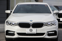 BMW 5シリーズ 530i Mｽﾎﾟｰﾂ ﾃﾞﾋﾞｭｰP 1ｵ-ﾅ 252馬力 全席ﾋｰﾀｰ黒革 HUD ｼﾞｪｽﾁｬｰC ｿﾌﾄｸﾛｰｽﾞﾄﾞｱ 追従ACC ｽﾃｱﾘﾝｸﾞｻﾎﾟｰﾄ LEDﾍｯﾄﾞﾗｲﾄ ﾊｲﾋﾞｰﾑｱｼｽﾄ ﾀｯﾁ画面HDDﾅﾋﾞTV 360度ｶﾒﾗ Pｱｼｽﾄﾌﾟﾗｽ 電動ﾄﾗﾝｸ 2年保証