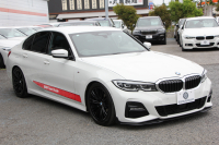 BMW 3シリーズ 320i Mｽﾎﾟｰﾂ ｺﾝﾌｫｰﾄP ｼｰﾄﾋｰﾀｰ HUD ｼﾞｪｽﾁｬｰｺﾝﾄﾛｰﾙ 追従ACC ｽﾃｱﾘﾝｸﾞｻﾎﾟｰﾄ ﾌﾞﾗｯｸﾍﾟｲﾝﾄAW&H&Rｻｽ BMWﾗｲﾌﾞｺｯｸﾋﾟｯﾄ ｱｯﾌﾟﾙｶｰﾌﾟﾚｲ HDDﾅﾋﾞPｱｼｽﾄ LEDﾍｯﾄﾞﾗｲﾄ ｵｰﾄﾊｲﾋﾞｰﾑ 電動ﾄﾗﾝｸ ｽﾏｰﾄｷｰ 2年保証