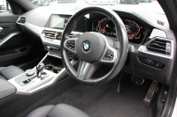 BMW 3シリーズ 320i Mｽﾎﾟｰﾂ ｺﾝﾌｫｰﾄP ｼｰﾄﾋｰﾀｰ HUD ｼﾞｪｽﾁｬｰｺﾝﾄﾛｰﾙ 追従ACC ｽﾃｱﾘﾝｸﾞｻﾎﾟｰﾄ ﾌﾞﾗｯｸﾍﾟｲﾝﾄAW&H&Rｻｽ BMWﾗｲﾌﾞｺｯｸﾋﾟｯﾄ ｱｯﾌﾟﾙｶｰﾌﾟﾚｲ HDDﾅﾋﾞPｱｼｽﾄ LEDﾍｯﾄﾞﾗｲﾄ ｵｰﾄﾊｲﾋﾞｰﾑ 電動ﾄﾗﾝｸ ｽﾏｰﾄｷｰ 2年保証