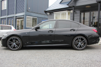 BMW 3シリーズ 320d Xdrive Mｽﾎﾟｰﾂ ﾃﾞﾋﾞｭｰP ｺﾝﾌｫｰﾄP 4WD ﾋｰﾀｰ黒革 ﾌﾞﾙｰｽﾃｯﾁ 19AW LEDﾍｯﾄﾞﾗｲﾄ ｵｰﾄﾊｲﾋﾞｰﾑ 追従ACC ｽﾃｱﾘﾝｸﾞｻﾎﾟｰﾄ ｱｯﾌﾟﾙｶｰﾌﾟﾚｲ Pｱｼｽﾄ ﾀｯﾁ画面HDDﾅﾋﾞ電動ﾄﾗﾝｸ ｽﾏｰﾄOP/CL Hifiｽﾋﾟｰｶｰ 2年保証