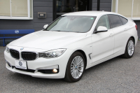 BMW 3シリーズ 320i ｸﾞﾗﾝﾂｰﾘｽﾓ ﾗｸﾞｼﾞｭｱﾘｰ 1ｵｰﾅ 追従ACC ｻﾄﾞﾙﾌﾞﾗｳﾝﾚｻﾞｰ ｼｰﾄﾋｰﾀｰ 衝突軽減ﾌﾞﾚｰｷ 車線逸脱警告 歩行者警告 ﾀｯﾁﾊﾟｯﾄﾞ対応iﾄﾞﾗｲﾌﾞHDDﾅﾋﾞBｶﾒﾗ 電動ﾄﾗﾝｸ ｽﾏｰﾄｷｰ Bluetooth接続 ｸﾛｰﾑﾗｲﾝｴｸｽﾃﾘｱ 2年保証